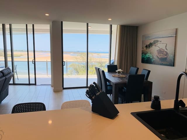Luxury Apartment, 2 Bedrooms, Beachfront