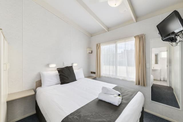 Queen Spa Cabin