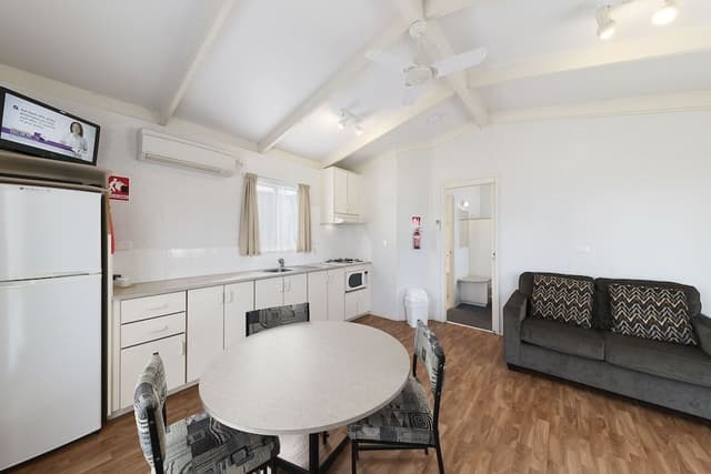 Queen Spa Cabin