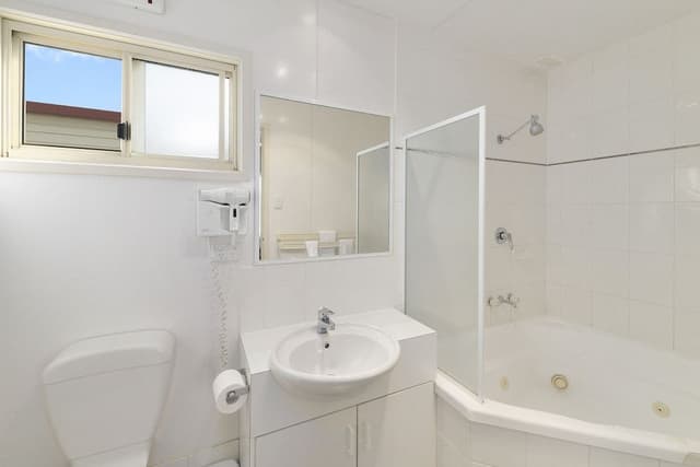 Queen Spa Cabin