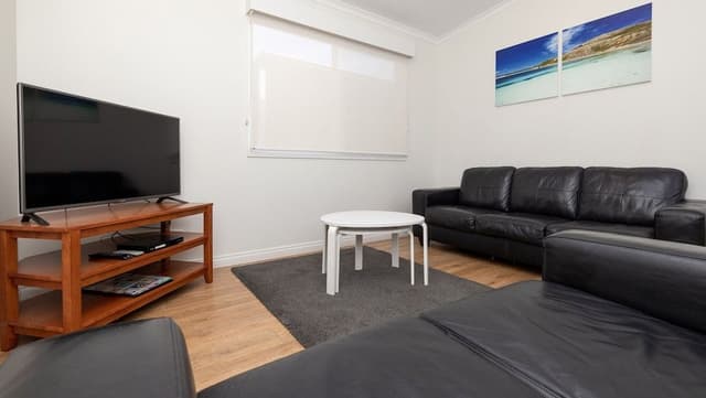 2 Bedroom Holiday Home