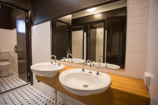 Design Room, 1 Queen Bed, Shared Bathroom