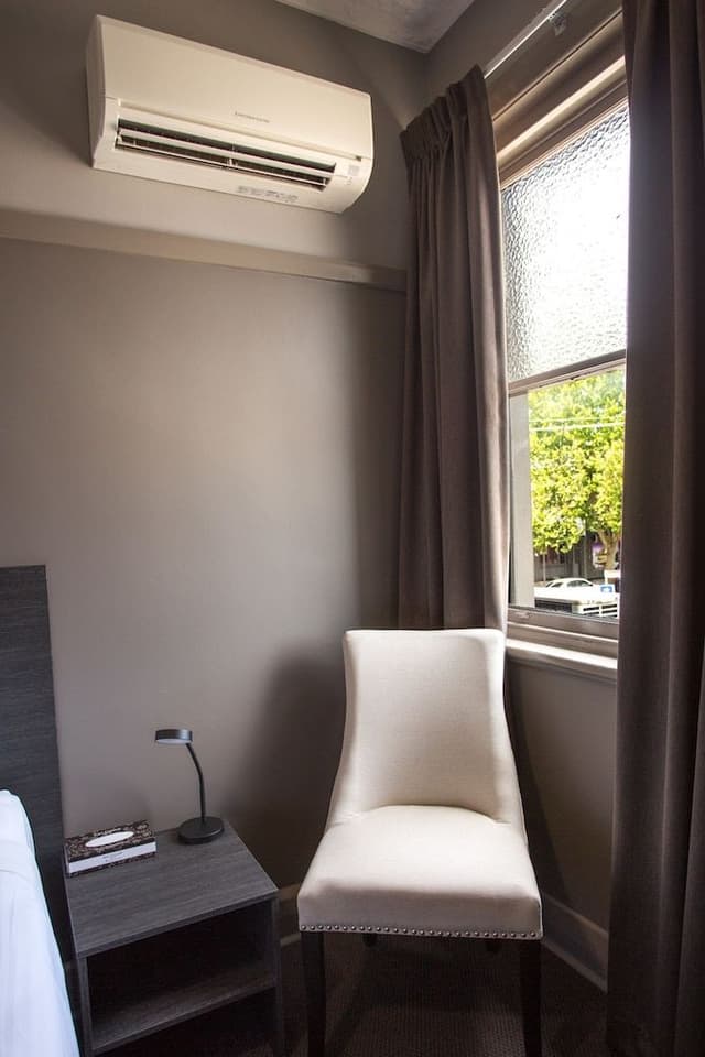 Classic Room, 1 Queen Bed, Shared Bathroom