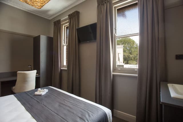 Comfort Room, 1 Queen Bed, Shared Bathroom