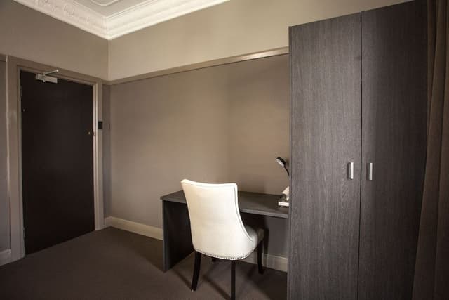 Design Room, 1 Queen Bed, Shared Bathroom