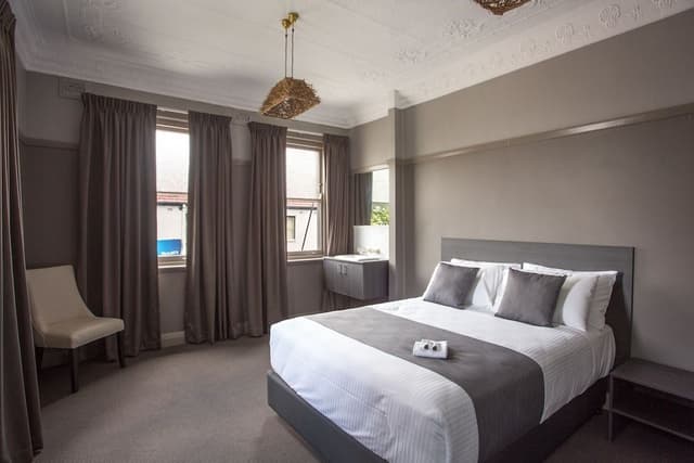 Design Room, 1 Queen Bed, Shared Bathroom