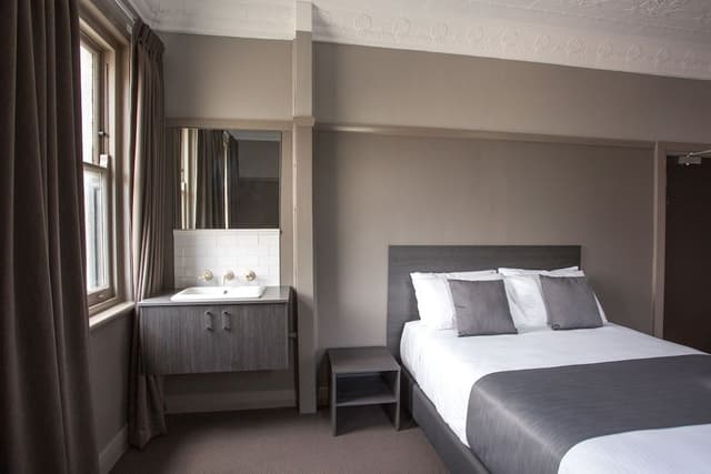Design Room, 1 Queen Bed, Shared Bathroom