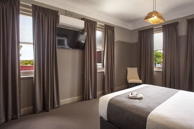Design Room, 1 Queen Bed, Shared Bathroom