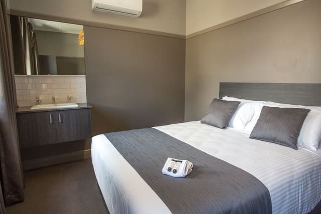 Comfort Room, 1 Queen Bed, Shared Bathroom