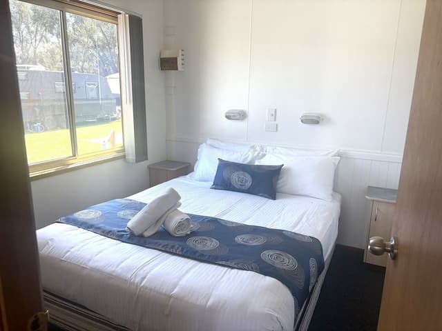 Deluxe Poolside 2 Bedroom Cabin