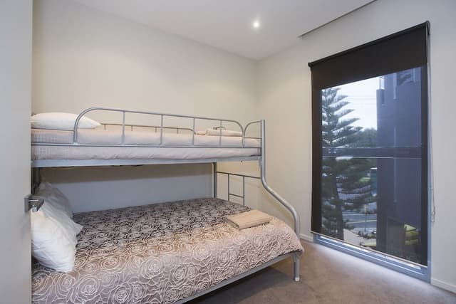 Deluxe Apartment (Number 4 - 1 Queen and 1 Tri-bunk)
