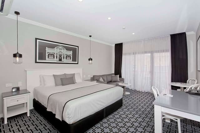 Standard Studio Suite, 1 King Bed, Non Smoking