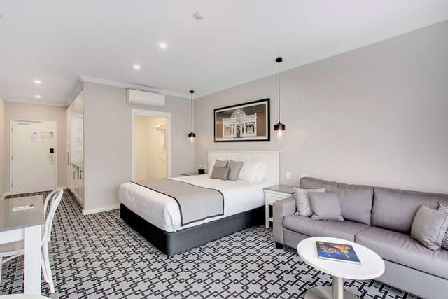 Standard Studio Suite, 1 King Bed, Non Smoking