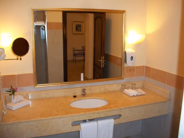 One-Bedroom Suite - Queen or Twin Bed– Garden view