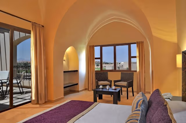 One-Bedroom Suite - Queen or Twin Bed– Garden view