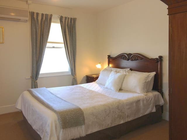 Traditional Suite, Non Smoking (Upstairs Queen Suite)