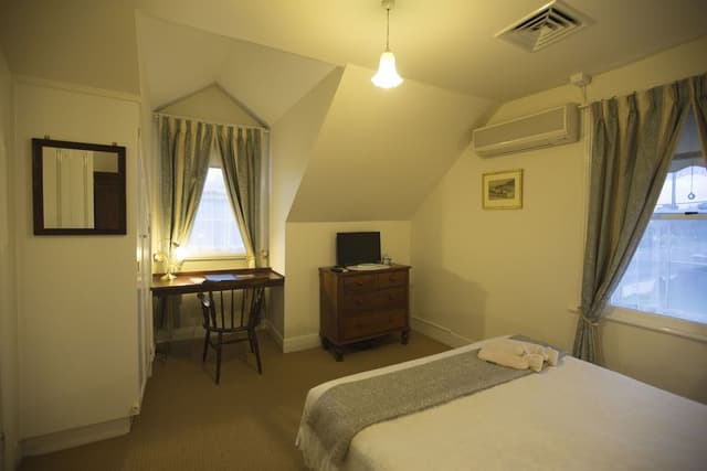 Traditional Suite, Non Smoking (Upstairs Queen Suite)