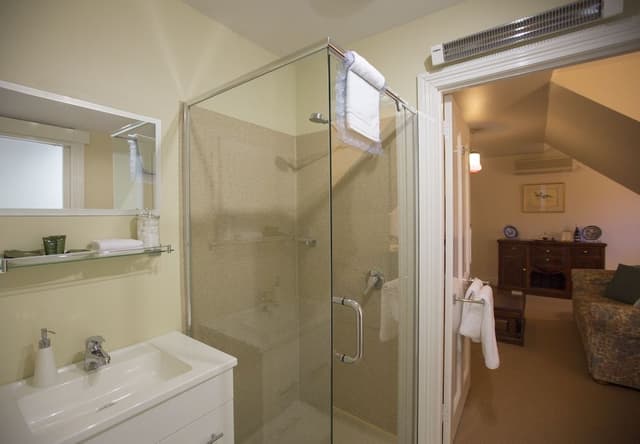 Traditional Suite, Non Smoking (Upstairs Queen Suite)