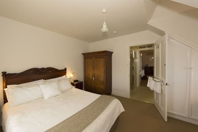 Traditional Suite, Non Smoking (Upstairs Queen Suite)