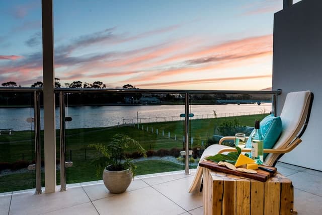Honeymoon Studio Suite, River View