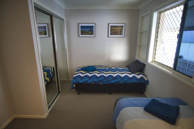 Twin Room, 2 Twin Beds, Shared Bathroom