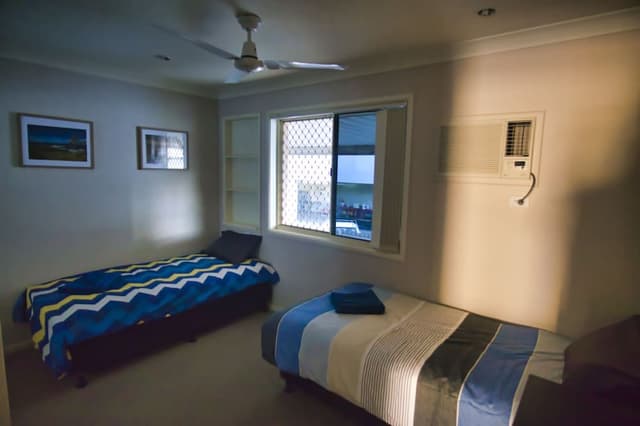 Twin Room, 2 Twin Beds, Shared Bathroom