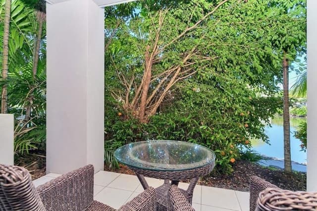 Deluxe Studio, 1 King Bed, Pool Access, Ground Floor