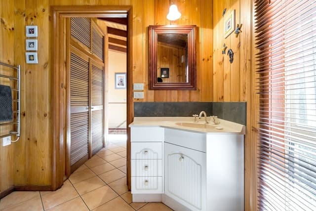Deluxe 4 Bedroom House with Tri-Bunk Bed and Beach Views