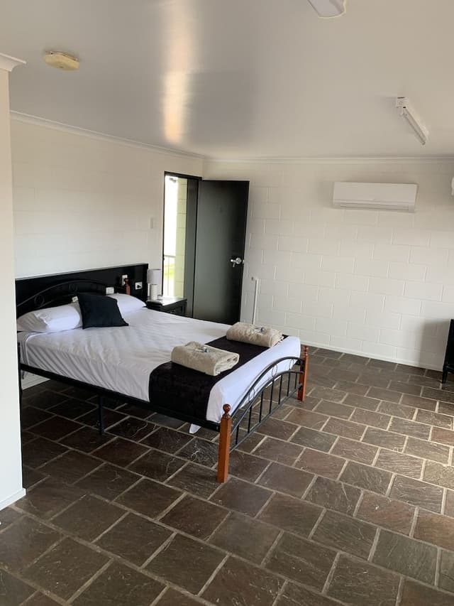 1 Queen Bed and 1 Single Bed with Kitchenette