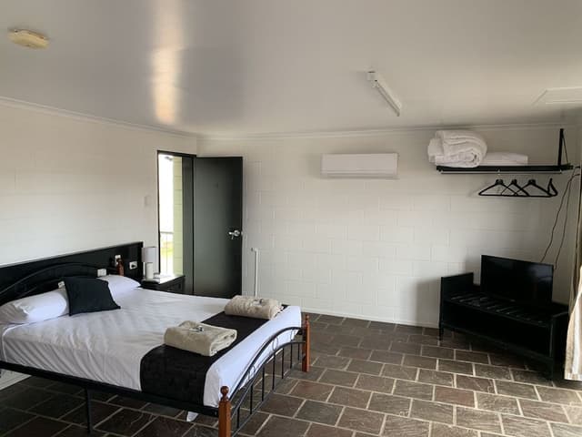 1 Queen Bed and 1 Single Bed with Kitchenette
