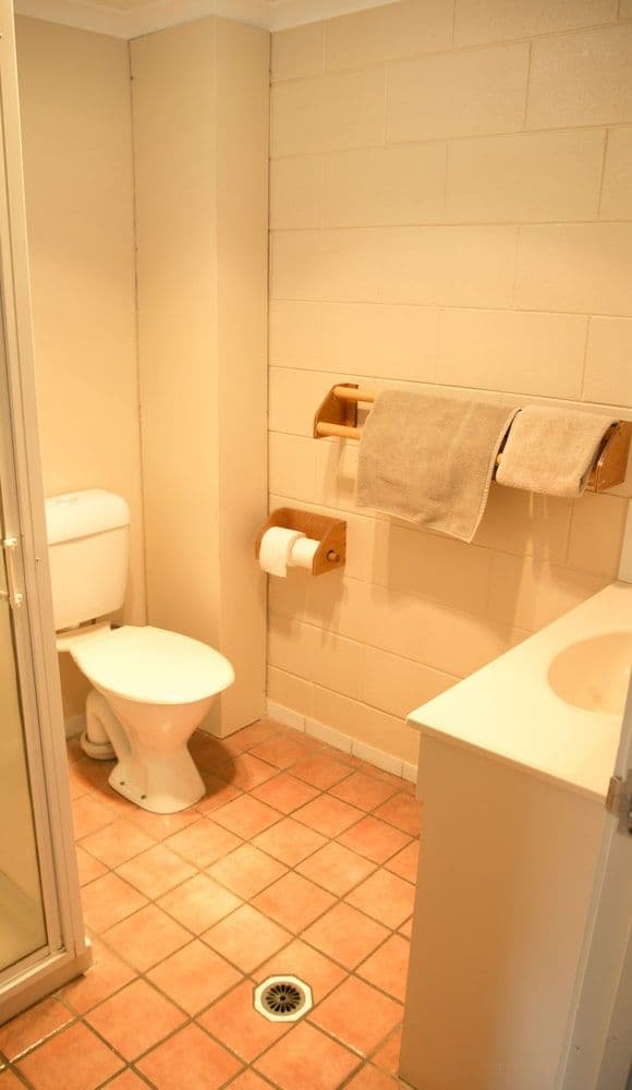 1 Queen Bed and 1 Single Bed with Kitchenette