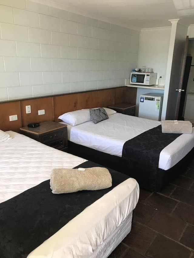 1 Queen Bed and 1 Single Bed with Kitchenette