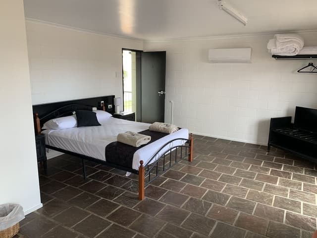 1 Queen Bed and 1 Single Bed with Kitchenette