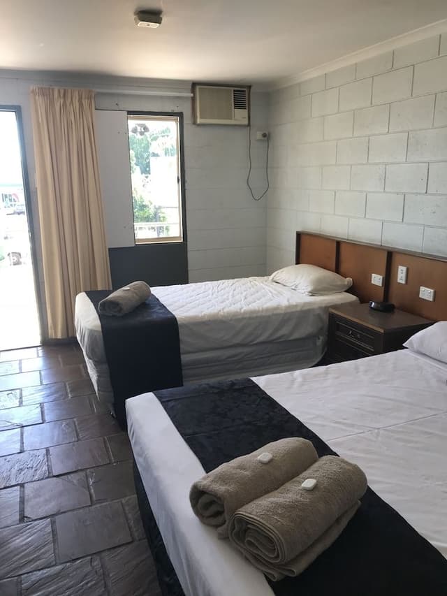 1 Queen Bed and 1 Single Bed with Kitchenette