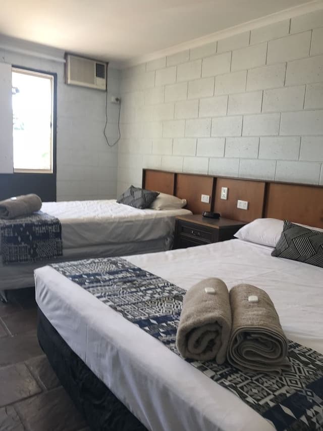 1 Queen Bed and 1 Single Bed with Kitchenette