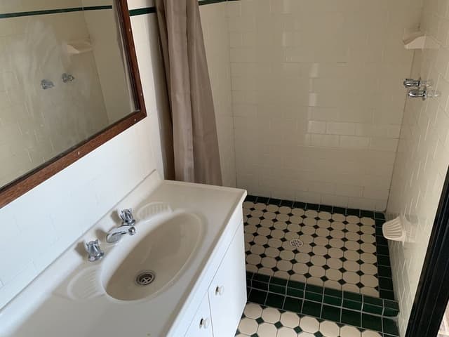 1 Queen Bed and 1 Single Bed with Kitchenette