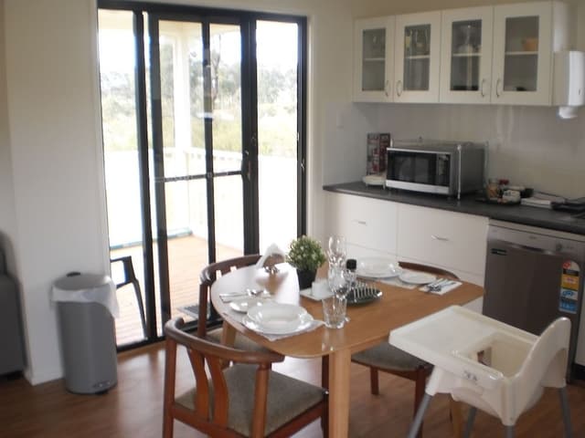 Deluxe Cottage, 2 Bedrooms, Hill View, Lakeside (Riverdowns Cottage)