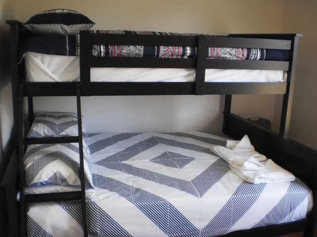 Deluxe Cottage, 2 Bedrooms, Hill View, Lakeside (Riverdowns Cottage)