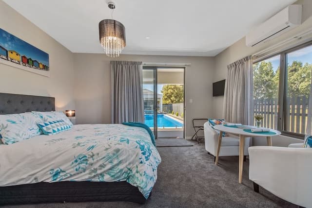 Deluxe Studio Suite, 1 Queen Bed, Pool View (The Lomond)