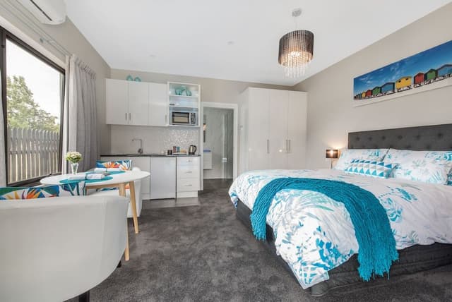 Deluxe Studio Suite, 1 Queen Bed, Pool View (The Lomond)