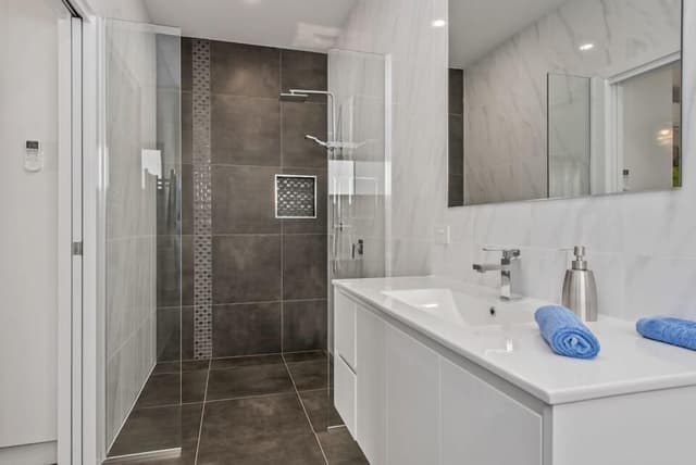 Deluxe Studio Suite, 1 Queen Bed, Pool View (The Wellington)