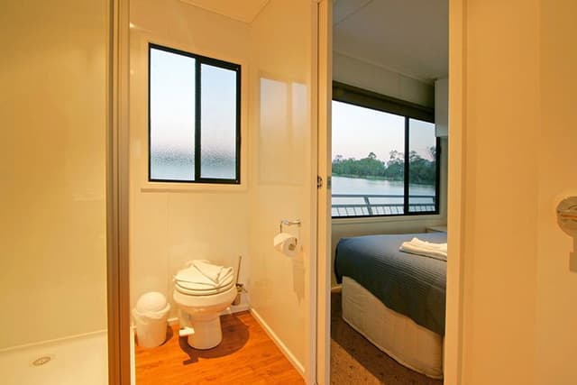 Absolute Indulgence (10 berth houseboat)