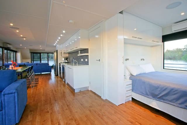 Absolute Indulgence (10 berth houseboat)
