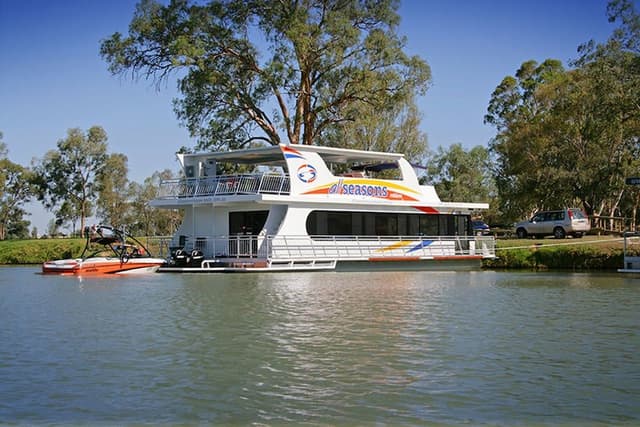 Absolute Indulgence (10 berth houseboat)