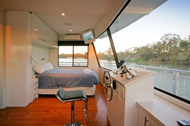 Absolute Indulgence (10 berth houseboat)