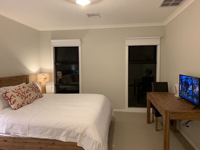 Standard King Room with shower 9