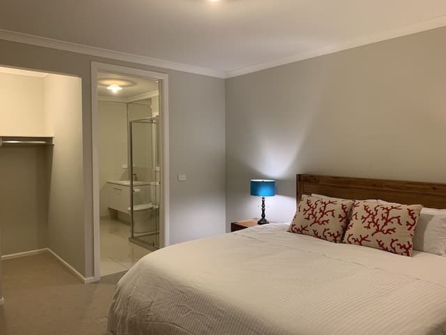 Standard King Room with shower 9