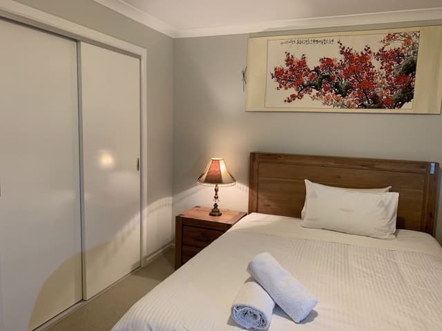 Standard Queen Room with shared bathroom 7