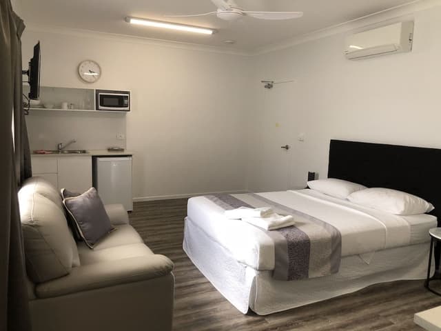 Deluxe Studio Suite, 1 Queen Bed