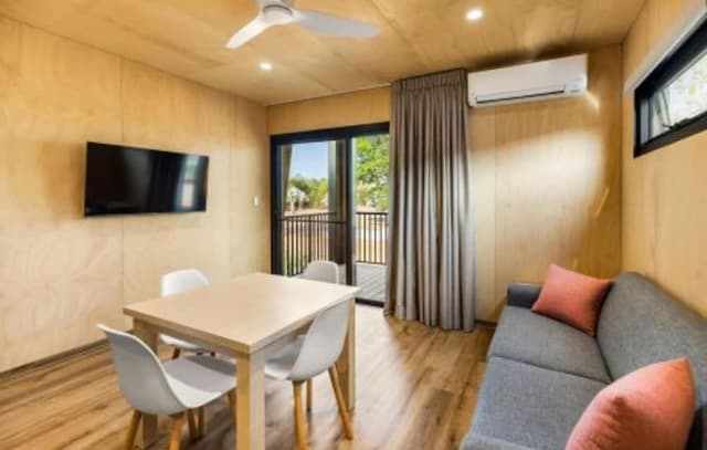 Deluxe 2 Bedroom Cabin - Sleeps 4